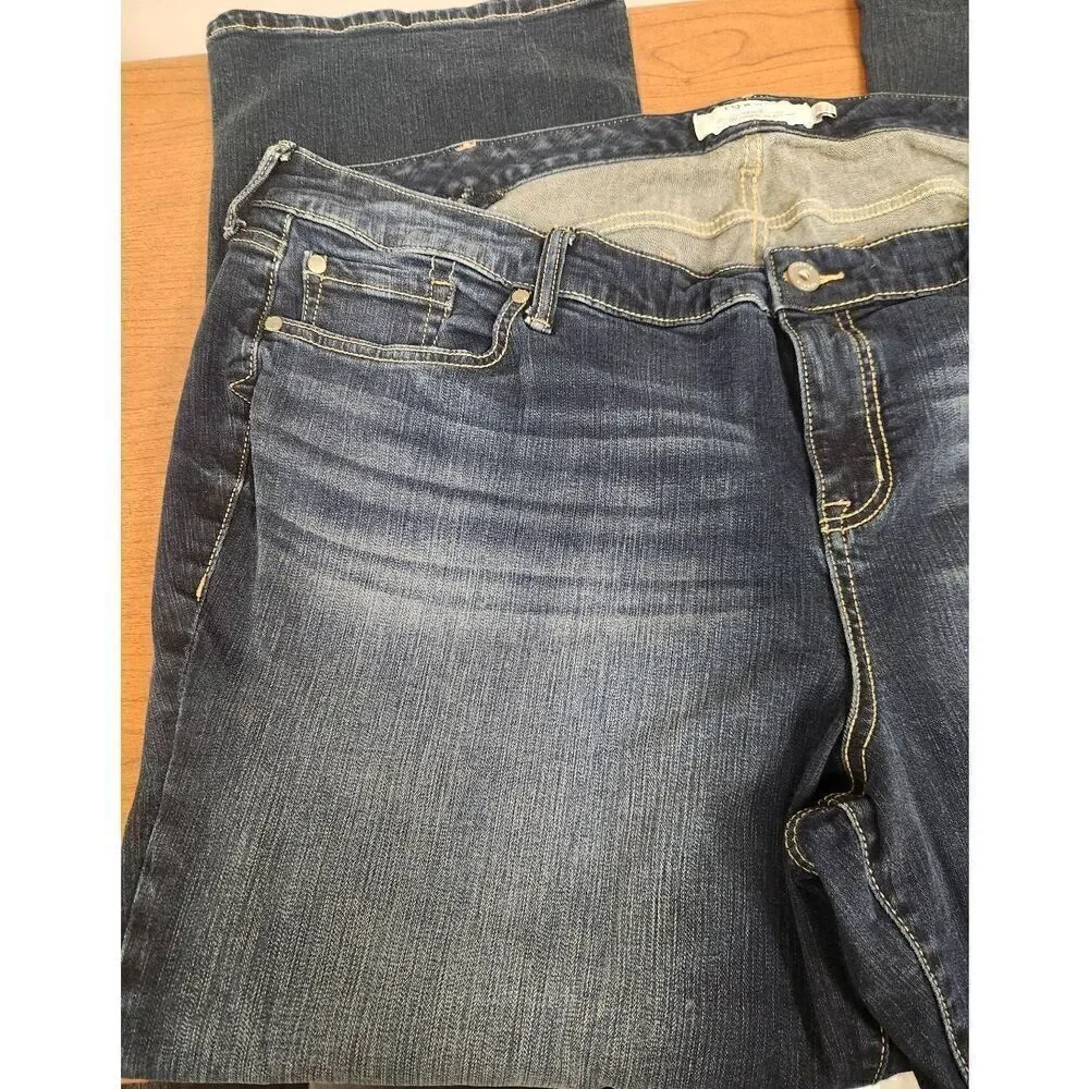 Torrid 26R denim jeans.  Measures approx 48w x 31 I x 12 rise